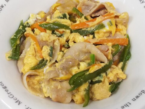 豚バラとピーマンと人参の卵とじ